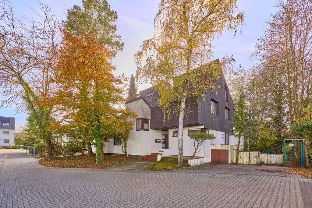 Immobilie in Darmstadt - Architektenhaus mit zwei Wohneinheiten, Sauna, großem Grundstück und Waldrandlage zur Modernisierung - Bild 4