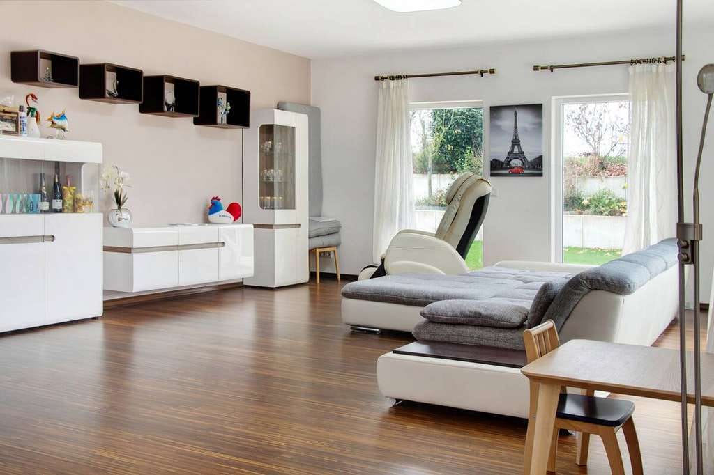 Immobilie in Heroldsbach - Modernes Einfamilienhaus mit Galerie, Kamin und drei Garagen in ruhiger Randlage - Bild 0