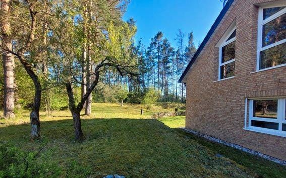 Immobilie in Hohenburg - Freistehende Einfamilienhaus mit großem Garagen-Nebengebäude - Bild 0