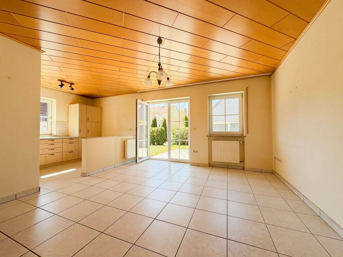 Immobilie in Ensdorf - Gepflegte 2-Zimmer-Wohnung mit sonniger Terrasse und Carport in idyllischer Lage! - Bild 2