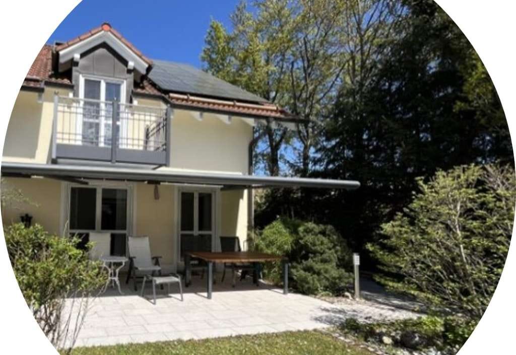 Immobilie in Pliening - Sehr schöne DHH in Pliening bei München - sonniger Garten, Kamin, PV, Garage - provisionsfrei - Bild 0