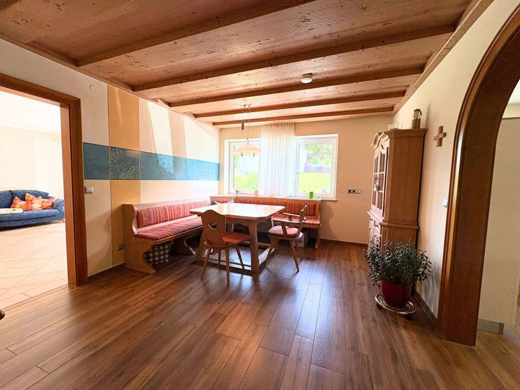 Immobilie in Neustadt an der Donau - Raumwunder mit Terrasse: Großzügiges Haus in Hienheim - Bild 3