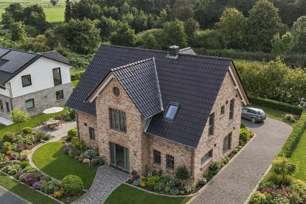 Immobilie in Pahlen - Hochwertiges Einfamilienhaus am Wasser – Architektur im Einklang mit der Natur - Bild 1