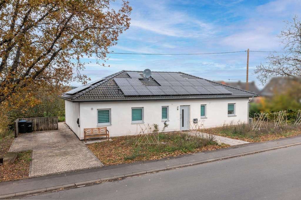 Immobilie in Beuren (Hochwald) - Nahezu neuwertiger Bungalow: Ebenerdiges Wohnen mit Stil und hoher Energieeffizienz - Bild 1