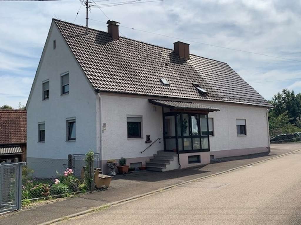 Immobilie in Holzheim - Einfamilienhaus mit großzügigem Platzangebot in Weisingen
 - Bild 2