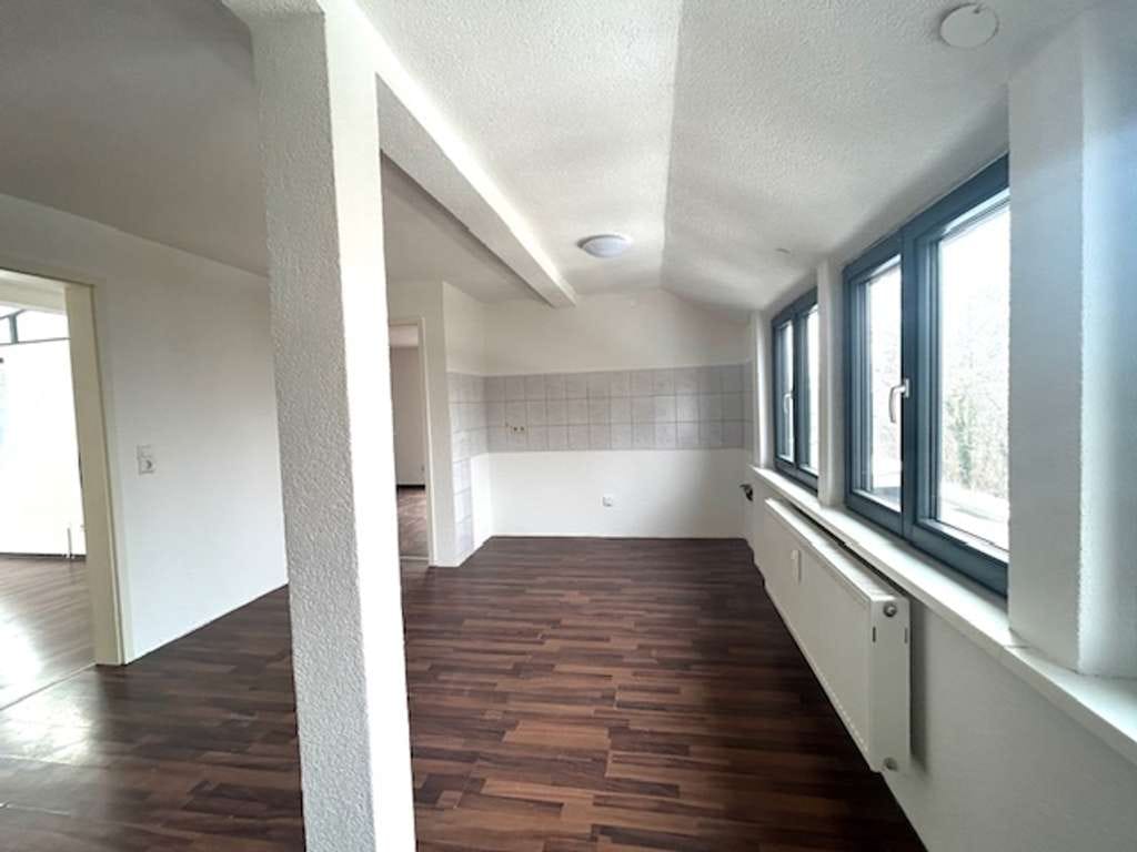 Immobilie in Leipheim - STEILISCH UND PRAKTISCH Interessantes Dreifamilienhaus mit wunderschöner Maisonette-Wohnung im DG - Bild 3