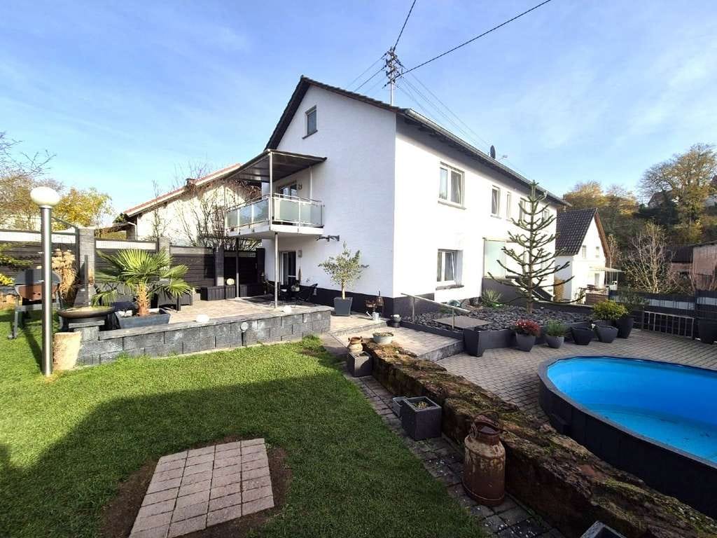 Immobilie in Katzweiler - Wohnen für zwei Generationen: Poolbereich mit Außenbar & barrierefreiem EG - Bild 2