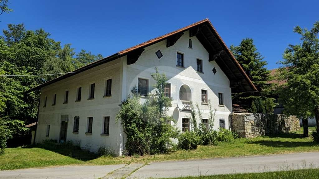 Immobilie in Jandelsbrunn - DREISEIT-MÜHLENHOFSTELLE 
MIT HOLZBLOCKBAUERNHAUS UND 
E-WASSERKRAFTWERK MIT BACHLAUF
 - Bild 1