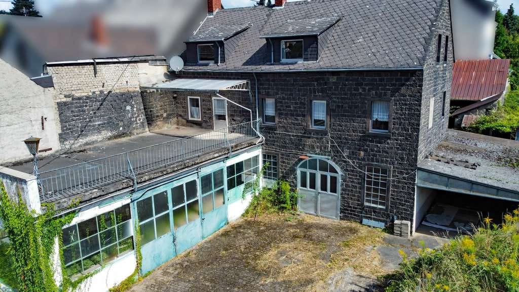 Immobilie in Mendig - Raum für Visionen: Ein Haus voller Möglichkeiten in zentraler Lage mit zusätzlichem Baugrundstück! - Bild 0