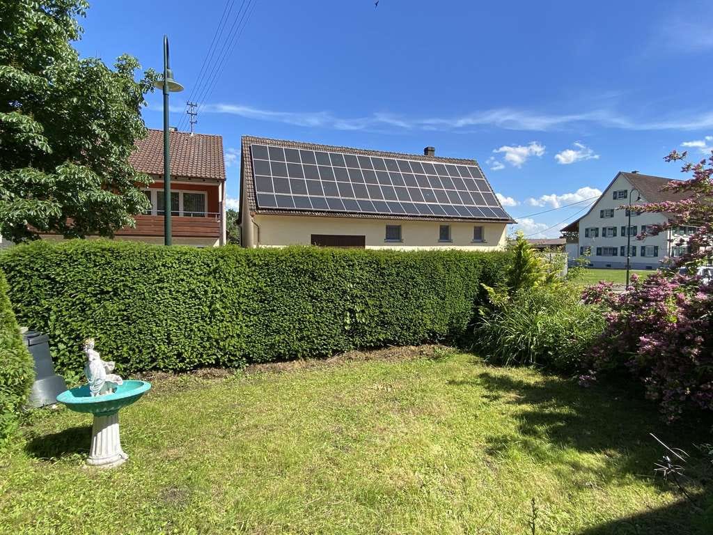 Immobilie in Pfullendorf - Haus mit Potential - drei Wohneinheiten, Doppelgarage und Garten - Bild 2