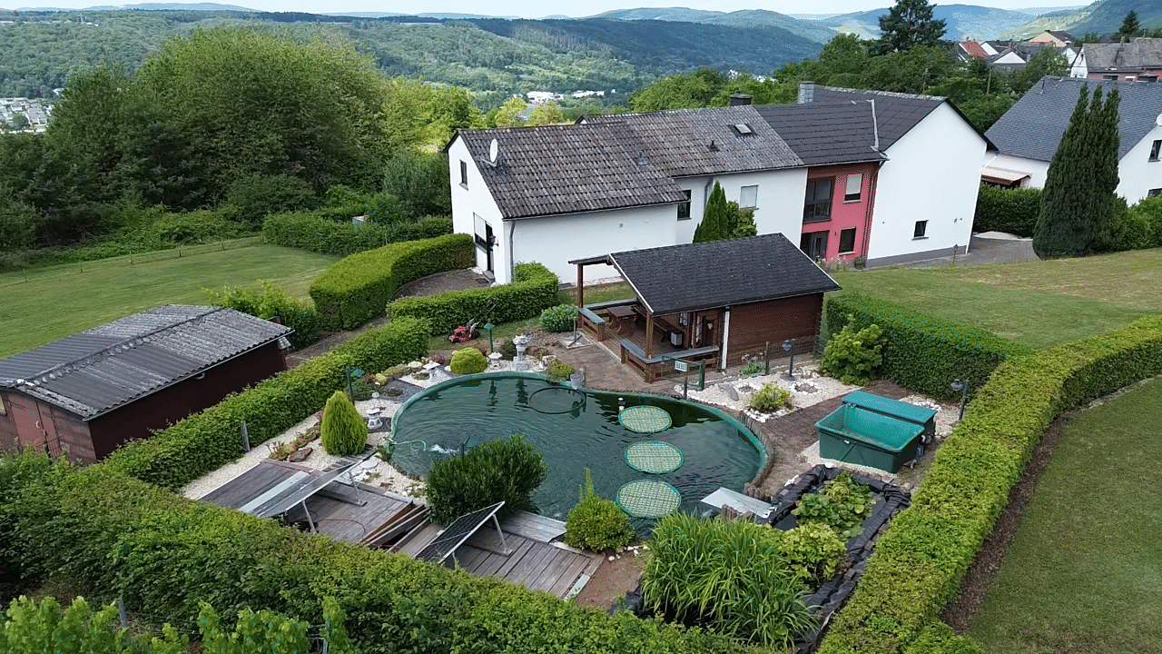 Immobilie in Bernkastel-Kues - Wohnen über der Mosel: Modernisiertes Doppelangebot mit großem Grundstück - Bild 2