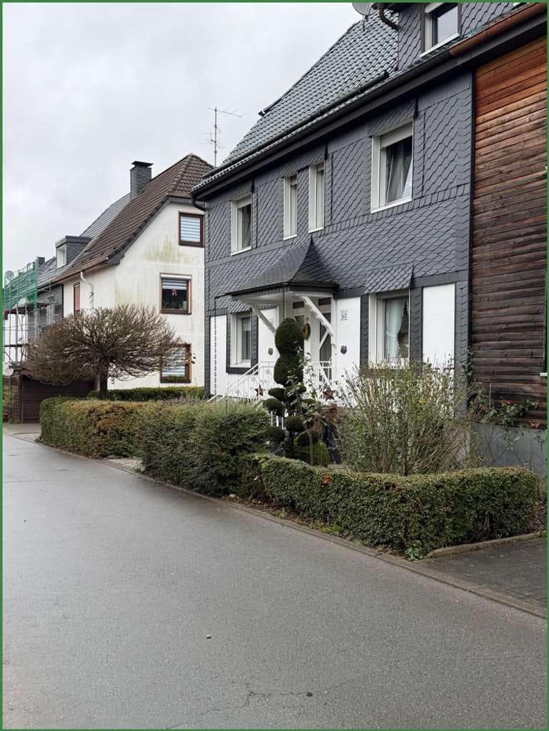 Immobilie in Burscheid - Sanierungsobjekt: Zwei Doppelhaushälften mit Garten und Doppelgarage in begehrter Lage von Burscheid - Bild 1