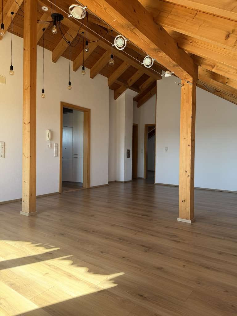 Immobilie in Bad Waldsee - Ruhig & sonnig: 3-Zi.-DG-Wohnung mit Balkon, Carport & kleiner Hausgemeinschaft - Bild 2