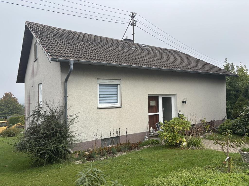 Immobilie in Breitscheidt - Vermietetes Einfamilienhaus in ruhiger Wohnlage mit hübschem Gartengrundstück - Bild 1