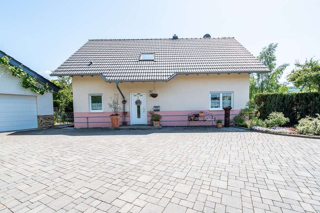 Immobilie in Oberstadtfeld - Freistehendes Einfamilienhaus in Oberstadtfeld I BJ 2005 I 5 Schlafzimmer I Doppelgarage - Bild 2