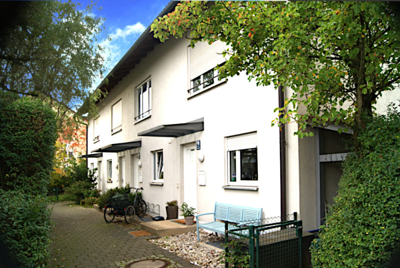 Immobilie in Aschheim - ASCHHEIM bei München: Elegantes Reihenhaus mit viel Platz und großem GARTEN - Bild 2