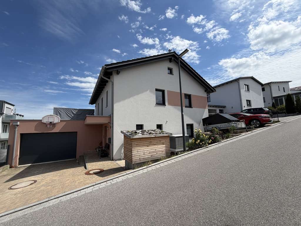Immobilie in Buch am Erlbach - Exklusives Einfamilienhaus mit Einliegerbereich, Pool, Sauna & PV-Anlage - Bild 2