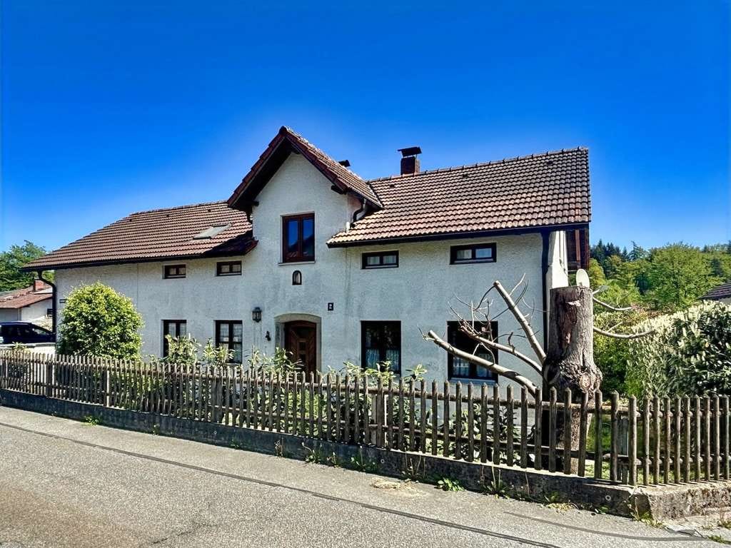 Immobilie in Metten - Uriges Einfamilienhaus mit viel Potenzial - Bild 0