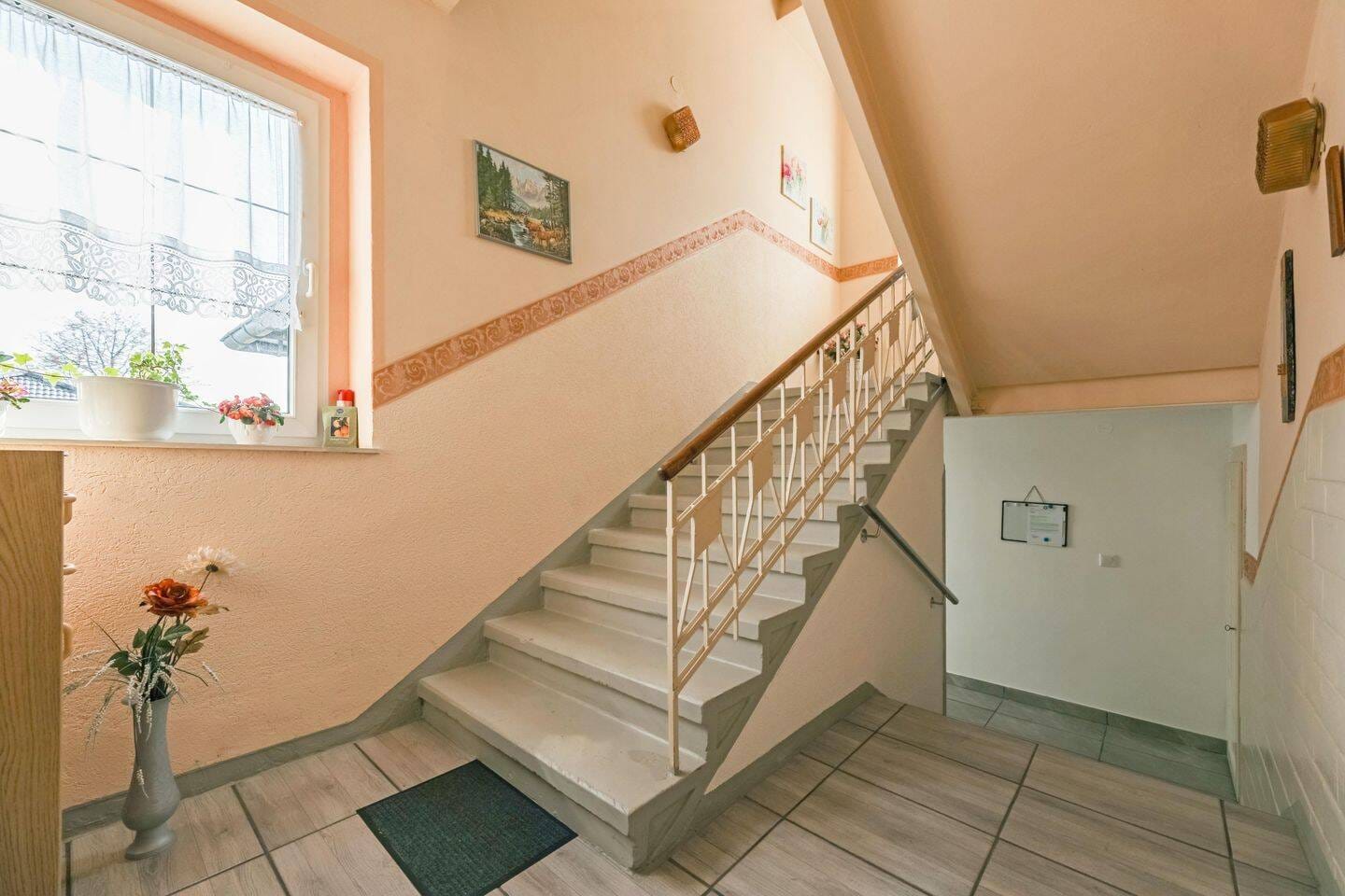 Immobilie in Elterlein - Gepflegtes Mehrfamilienhaus mit Charme, Substanz und Entwicklungspotenzial - Bild 2