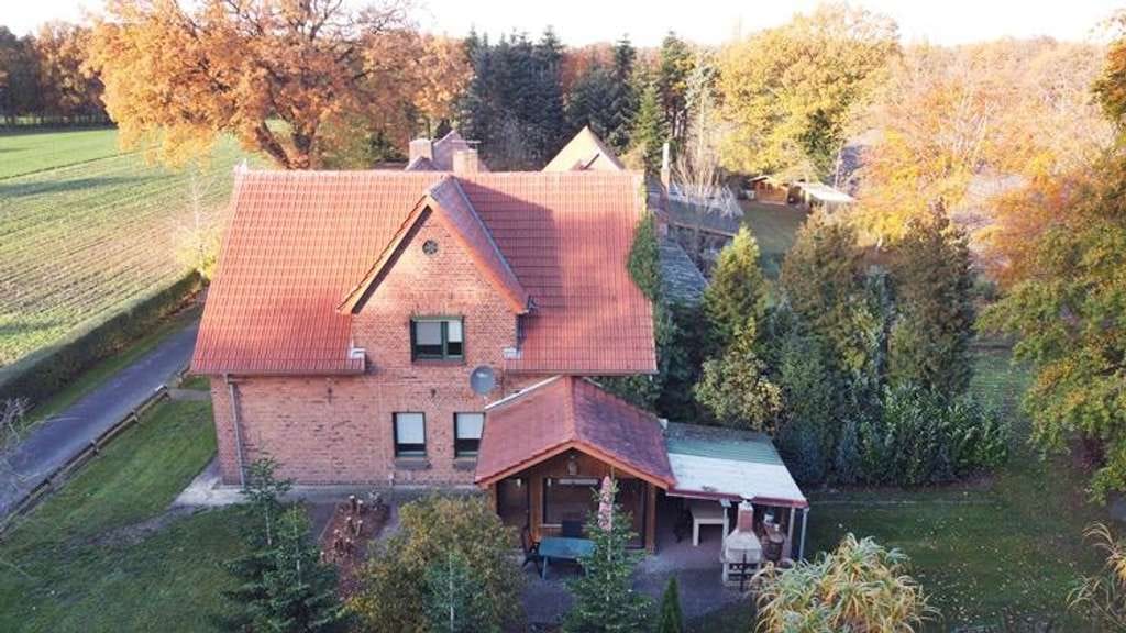 Immobilie in Beverstedt - immo-schramm.de: Resthof: Bauernhaus mit zwei Wohnungen und Nebengebäuden - Bild 0