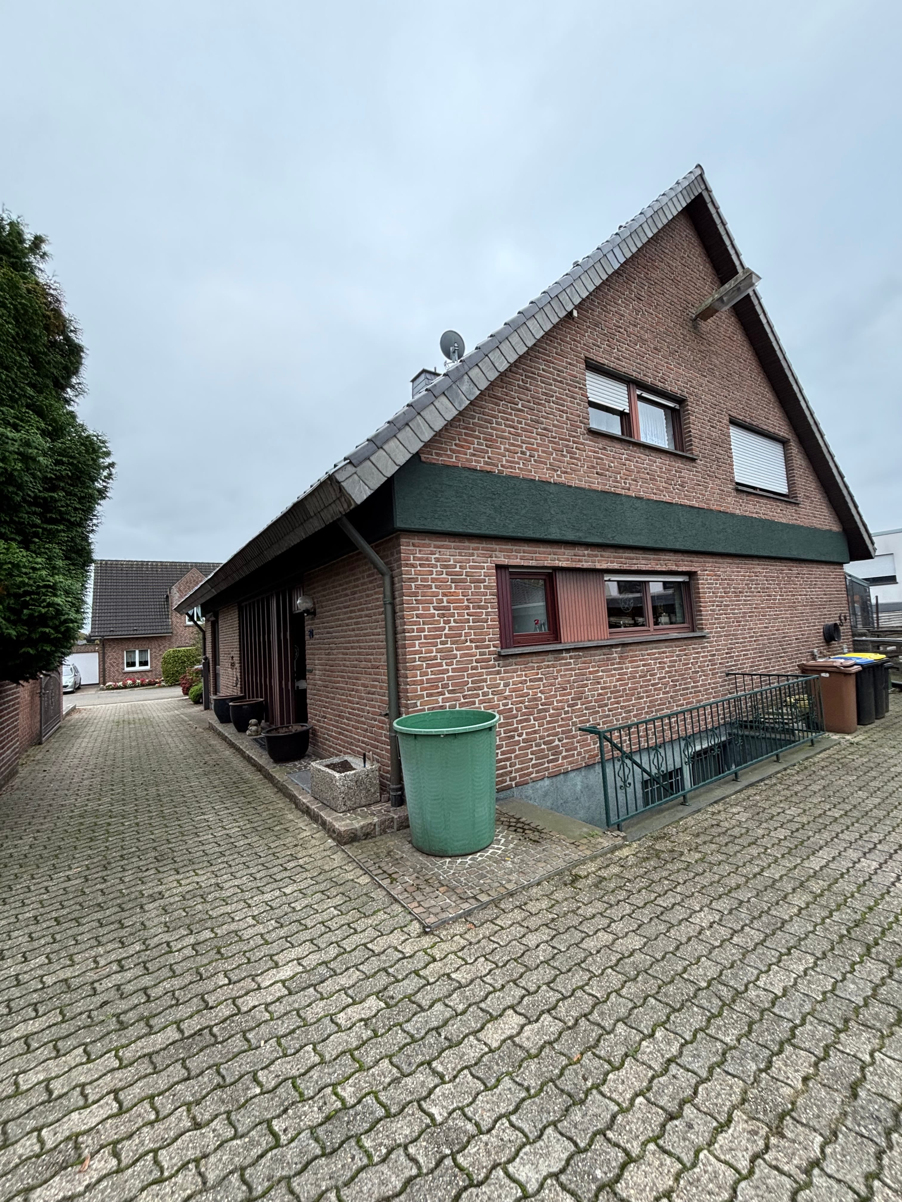 Immobilie in Geldern - Großes Freistehendes Einfamilienhaus mit Nebenräumen - Bild 0