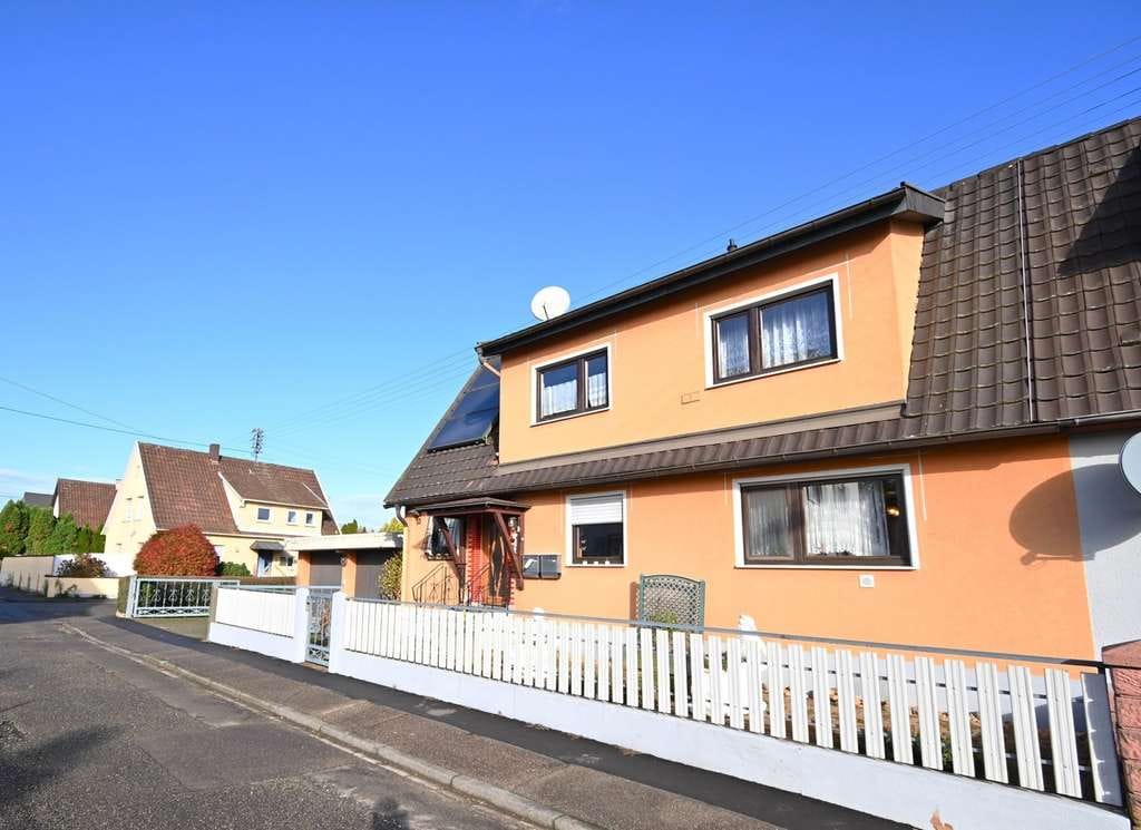 Immobilie in Herbolzheim - Charmantes Zweifamilienhaus (als DHH) mit Doppelgarage und großem Garten  - Bild 1