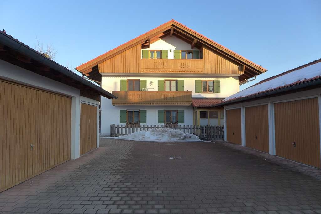 Immobilie in Benediktbeuern - 3-Zimmer Dachgeschosswohnung in Benediktbeuern mit Garage - Bild 0