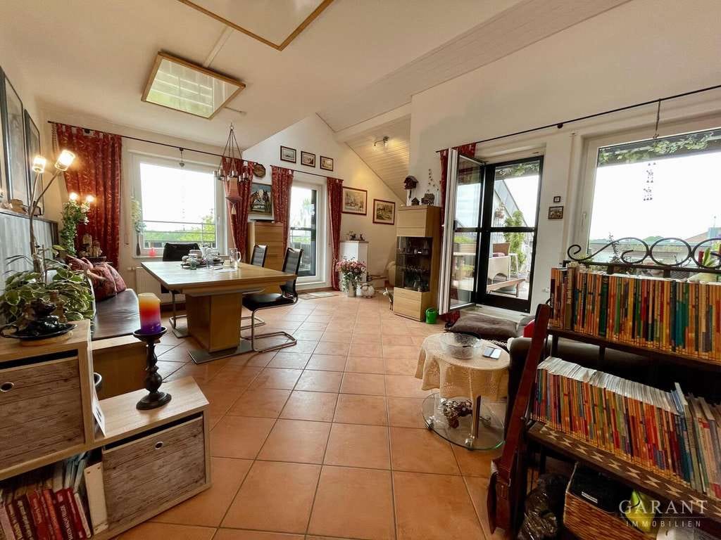 Immobilie in Kressbronn am Bodensee - Besonderes Wohngefühl auf zwei Etagen - Maisonette mit Charme und freiem Ausblick! - Bild 2