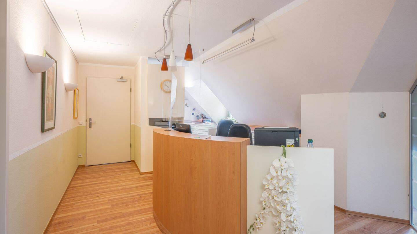 Immobilie in Neuendettelsau - Flexibilität trifft Barrierefreiheit: 95 m² Gewerbefläche mit Top-Parkmöglichkeiten - Bild 1