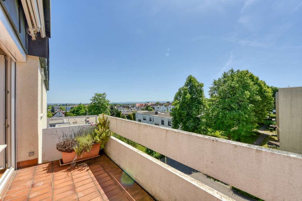 Immobilie in Leinfelden-Echterdingen - +++ Fernblick - 3.OG (DG) mit Süd-Blk. - hell & sonnig - modernisierungsbedürftig - EBK & TG-Box +++ - Bild 2