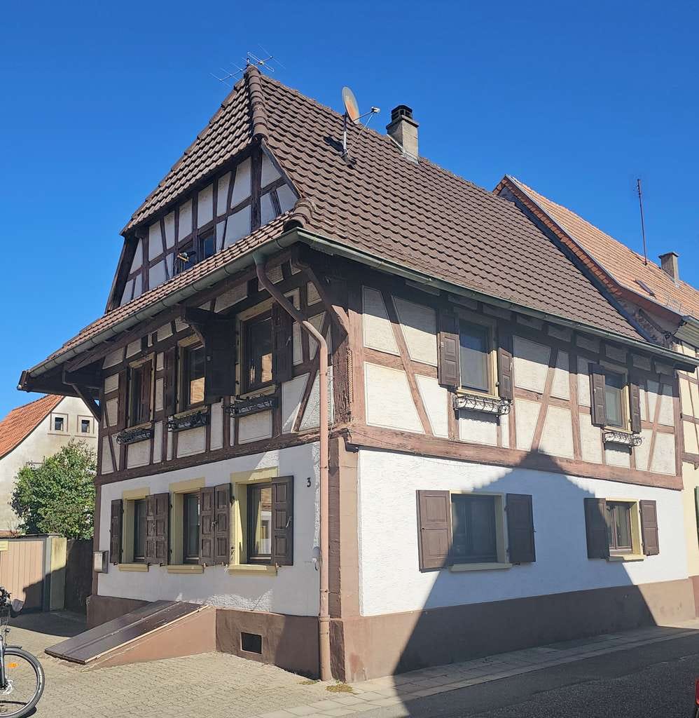 Immobilie in Billigheim-Ingenheim - ~~ RENOVIERUNGSBEDÜRFTIGES FACHWERKHAUS MIT GARAGE, SCHEUNE UND KLEINEM GARTEN ~~ - Bild 0
