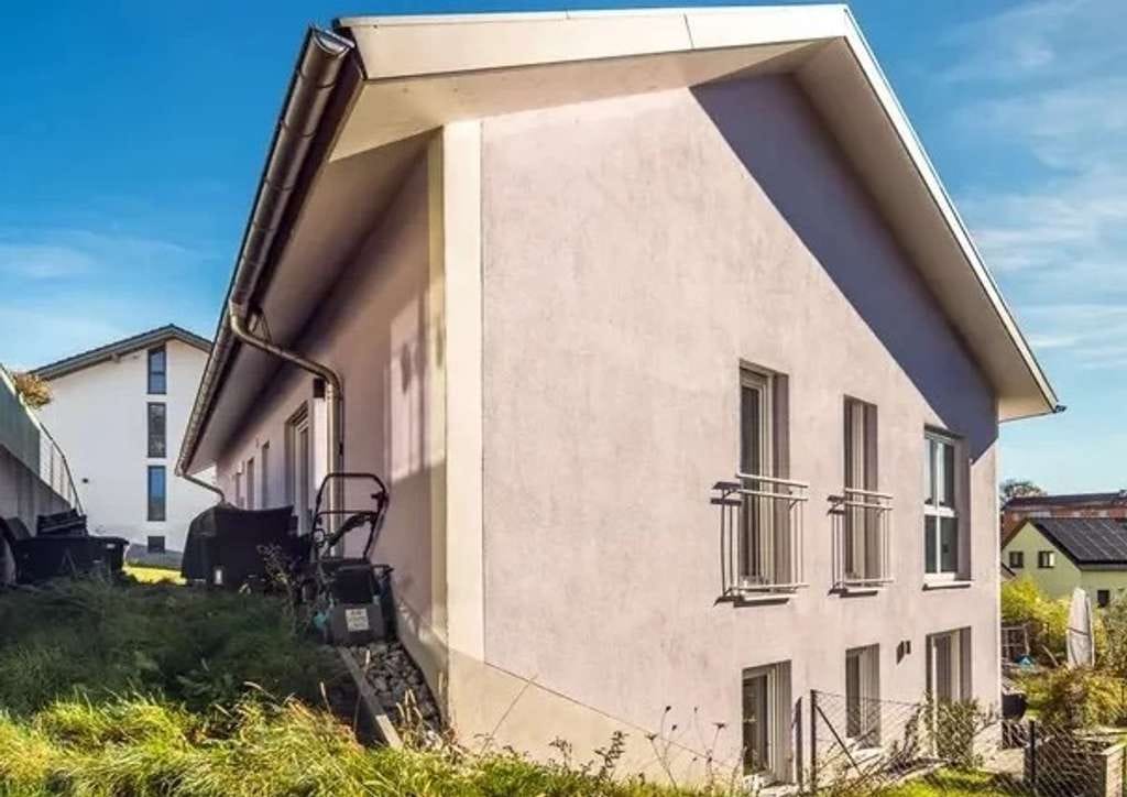 Immobilie in Hohenpolding - Exquisites Zweifamilienhaus (= EFH mit Einliegerwohnung) in ruhiger, unverbaubarer Hanglage - Bild 1