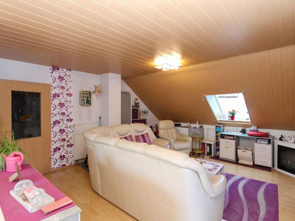 Immobilie in Schlitz - Gemütliche Dachgeschosswohnung mit Balkon in ruhiger Lage von Schlitz-Niederstoll - Bild 1