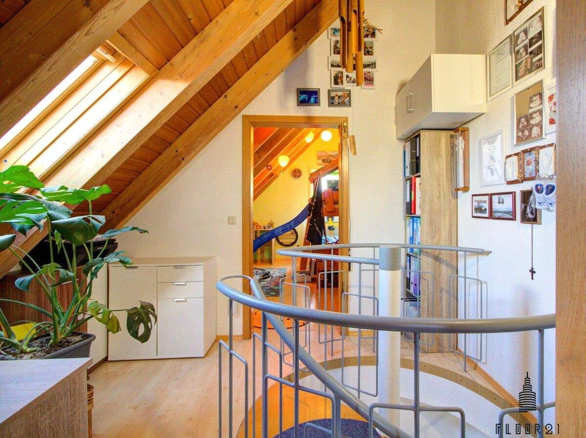 Immobilie in Heroldstatt - Charmante Maisonette-Dachgeschosswohnung mit Balkon und Garage in ruhiger Lage von Heroldstatt - Bild 0