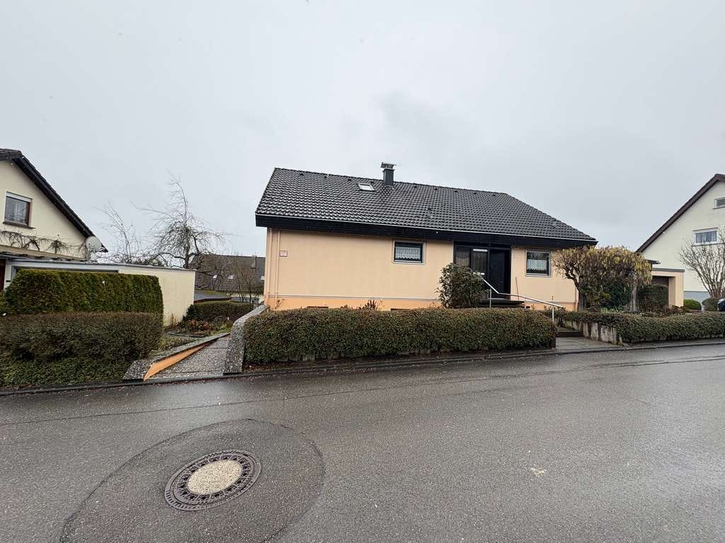 Immobilie in Villingendorf - Einfamilienhaus mit Einliegerwohnung, Garage und Garten in Villingendorf - Bild 1