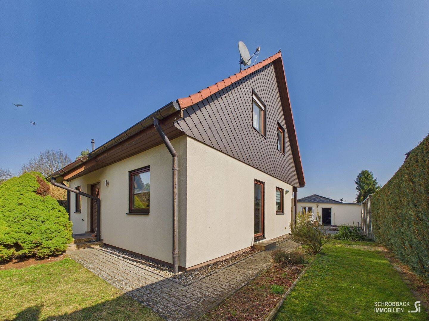 Immobilie in Grünheide (Mark) - Mehr Raum als erwartet: Einfamilienhaus mit praktischer Raumstruktur, Doppelgarage, Carport und Pool - Bild 2
