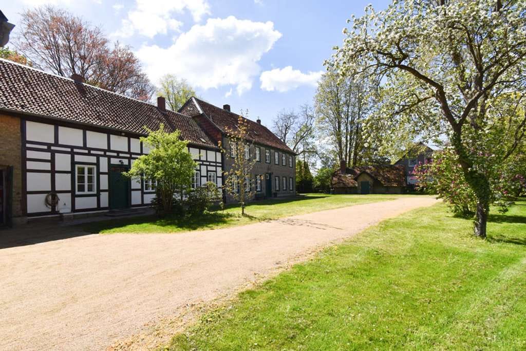 Immobilie in Wendeburg - Großes Fachwerkhaus auf herrlichem Grundstück mit Stall, Einliegerwohnung und ggf. Bauland! - Bild 1
