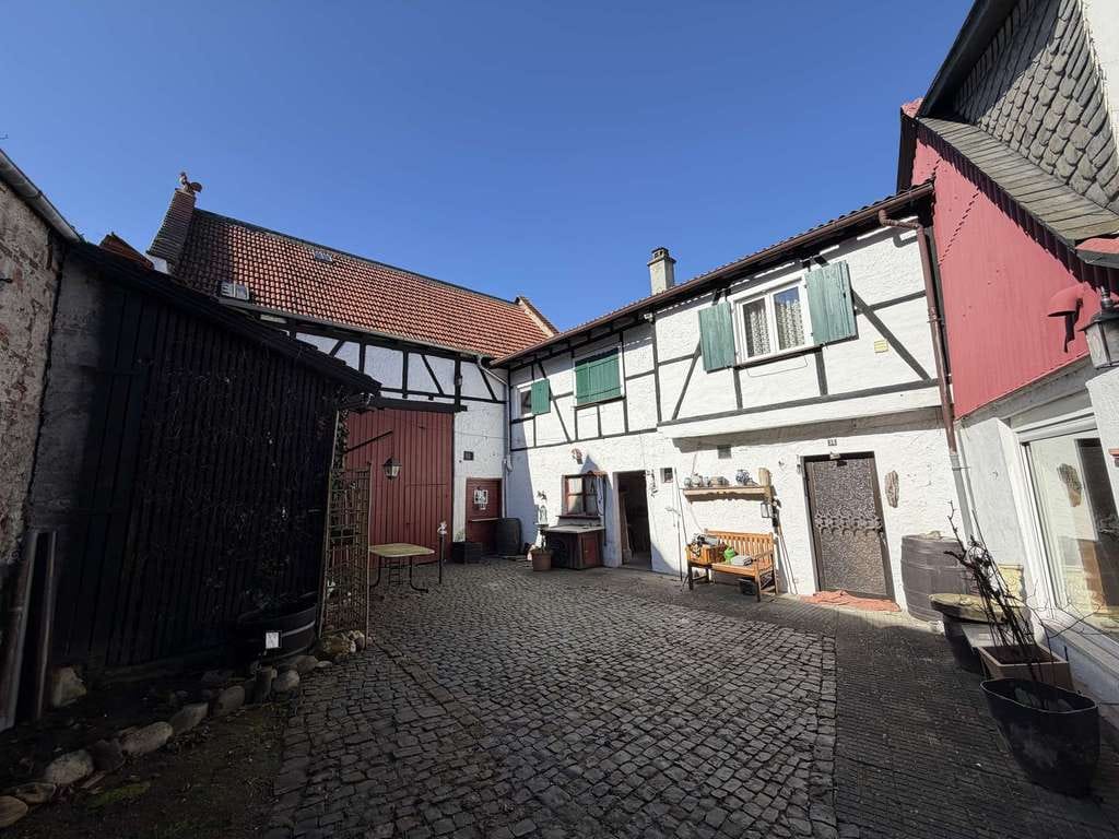 Immobilie in Roßdorf - Historisches Anwesen in Ortskernlage mit Fachwerkhaus, großer Scheune und schönem Westgarten - Bild 1