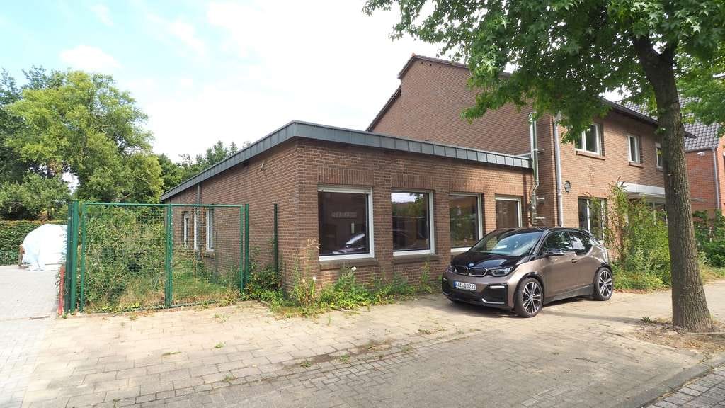 Immobilie in Uedem - Großes, multifunktionelles Objekt mit einzigartigem Saal von 120 m2, insgesamt 355m2 ! - Bild 2