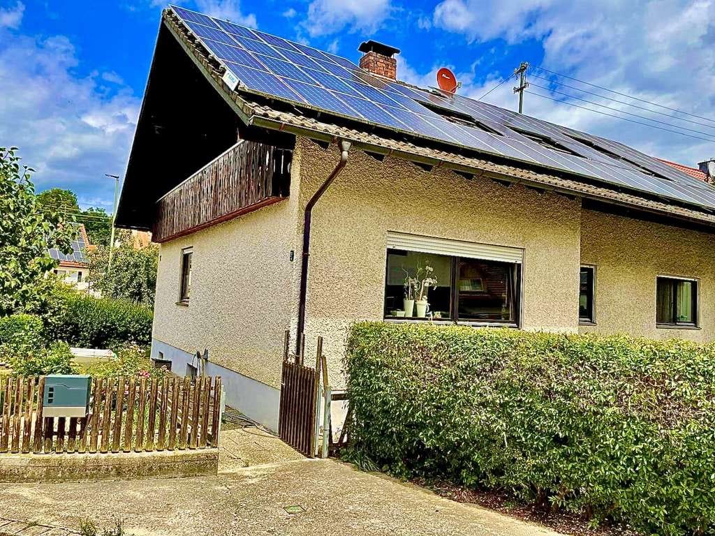 Immobilie in Ursberg - Einfamilienhaus mit Einliegerwohnung, PV-Anlage und 3 Garagen, provisionsfrei in Mindelzell - Bild 4