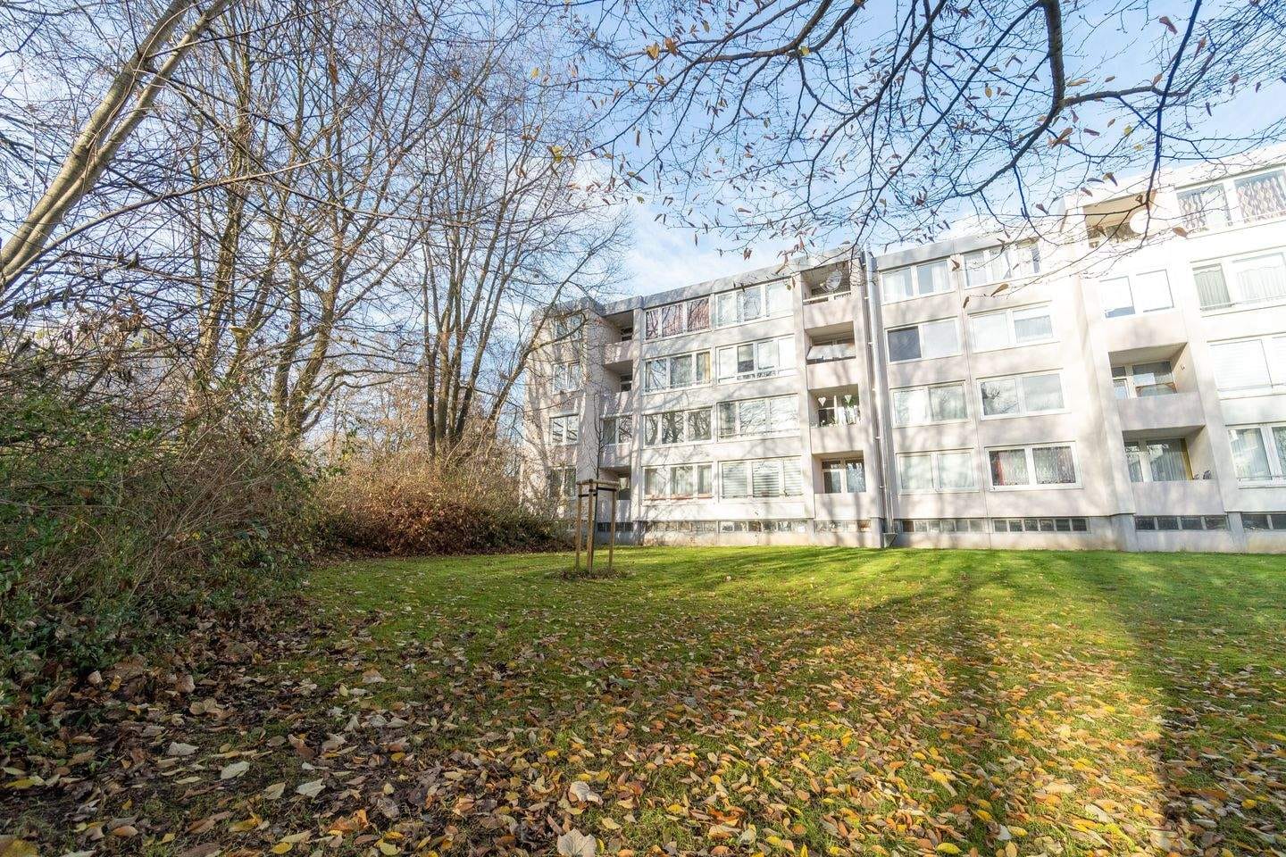 Immobilie in Sarstedt - Lichtdurchflutete 4-Zimmer-Wohnung mit Loggia und Blick ins Grüne - Bild 1