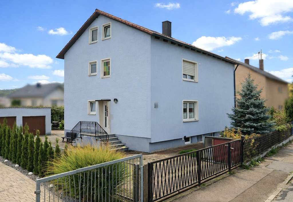 Immobilie in Wenzenbach - Gepflegtes Mehrfamilienhaus mit drei Wohneinheiten in Wenzenbach - Bild 0