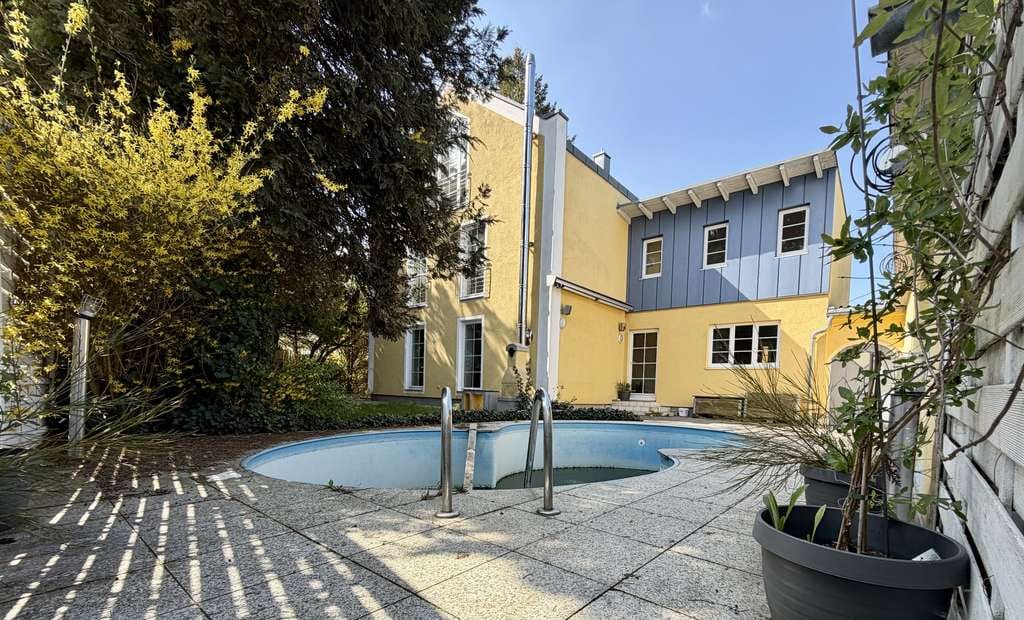 Immobilie in Dorfen - Elegant - großzügig - Top-Lage: Wohnhaus mit  7 Zimmern, DoGarage, Pool    * Angebotsverfahren * - Bild 2