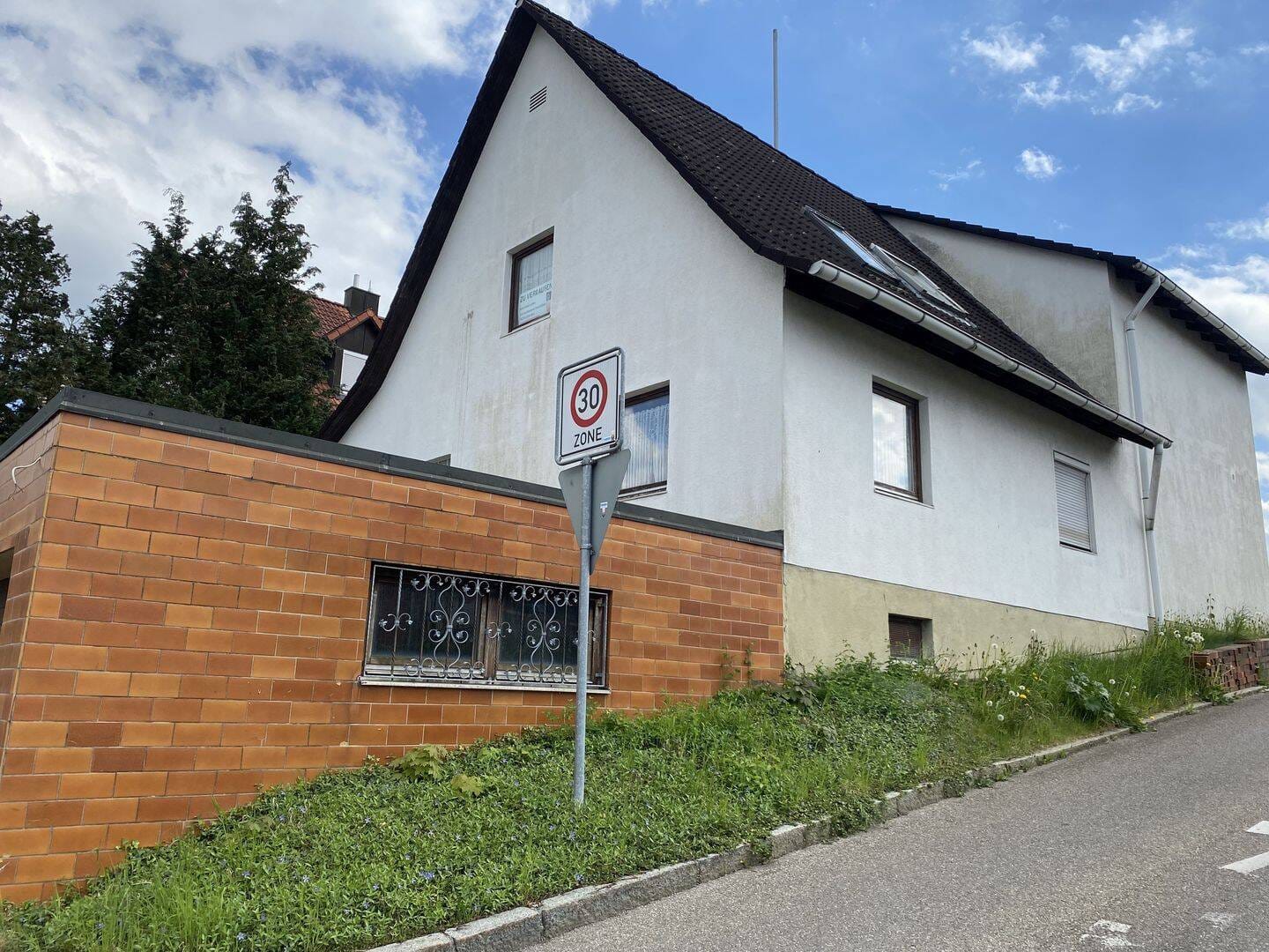 Immobilie in Mainburg - GIS IMMOBILIEN - Freistehendes Haus mit Lagergebäude zum Renovieren! - Bild 0