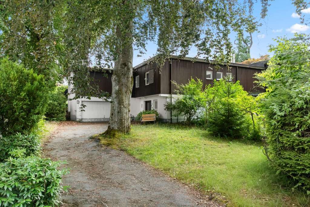 Immobilie in Pöcking - Charmantes Einfamilienhaus in Pöcking mit Pool, Doppelgarage und idyllischem Garten - Bild 0