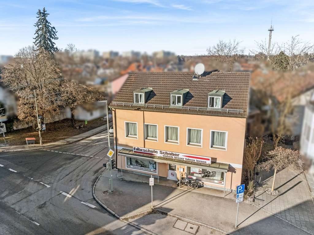 Immobilie in Markt Schwaben - Zentrales Wohn- und Geschäftshaus mit Entwicklungspotenzial im Herzen von Markt Schwaben - Bild 0