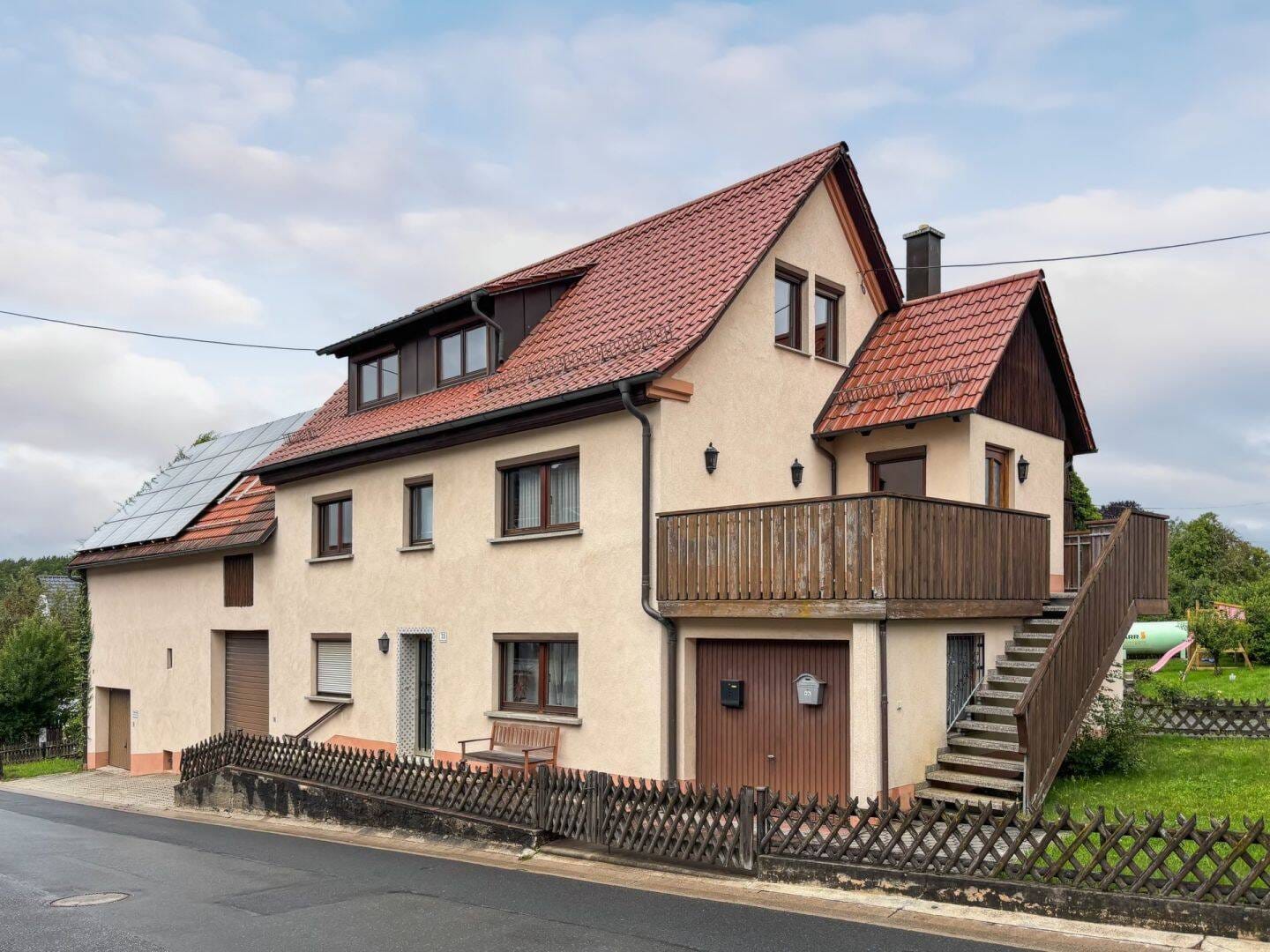 Immobilie in Pottenstein - Teilvermietetes Zweifamilienhaus mit pflegeleichtem Garten, Scheune und zwei Garagen in Kühlenfels - Bild 0