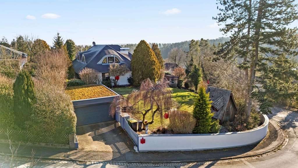 Immobilie in Zirndorf - Exklusives Anwesen! Modernisierte Villa in ruhiger Lage mit einzigartigem Grundstück - Bild 1