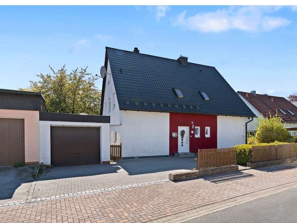 Immobilie in Kemnath - Perfekte Familienlage! Geräumiges Einfamilienhaus mit 6 Zimmern und großem Gartengrundstück - Bild 0