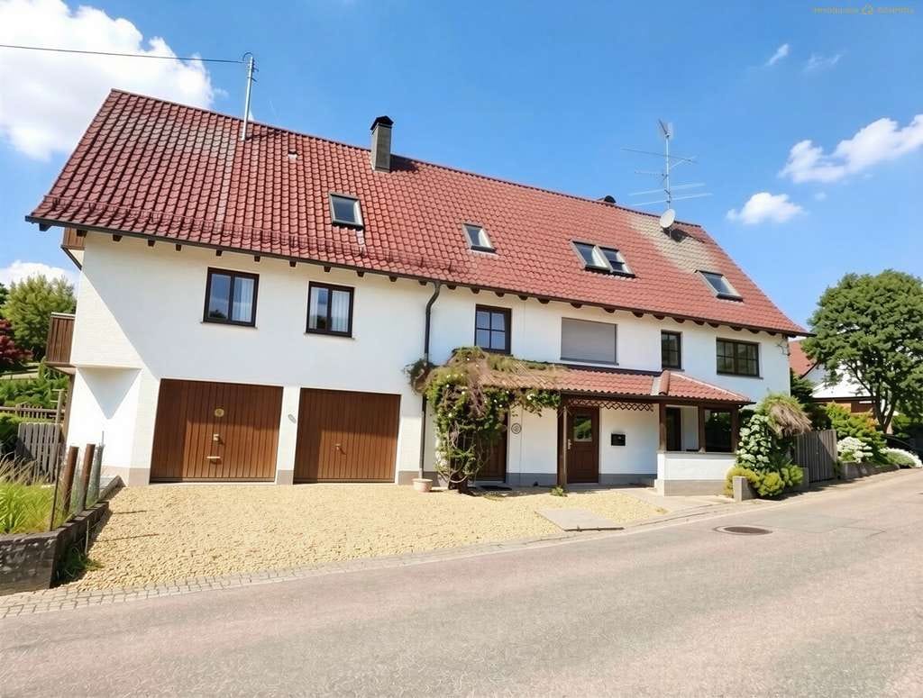 Immobilie in Kanzach - Mehrfamilienhaus mit 4 Wohneinheiten, großem Garten, Doppelgarage und Werkstatt in Kanzach - Bild 0